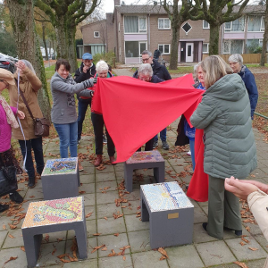 -Onthulling mozaiekbankjes