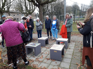 -Onthulling mozaiekbankjes